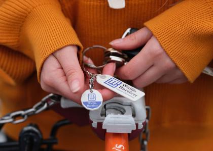 rHIPS.B  NEW £ Rectangle Trolley Mate Keyring (printed coin)