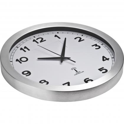 Round media clock made of metal