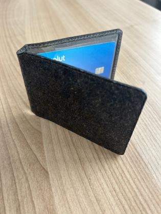 BlockTek “Flippa” Oyster Style Travel/Bank RFID Cardholder-Leather & Eco