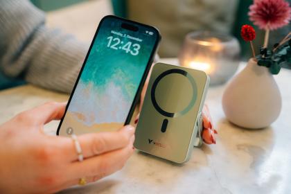 Verbatim Charge &lsquo;n&rsquo; Go Power Bank with Stand Magnetic Wireless 10000mAh