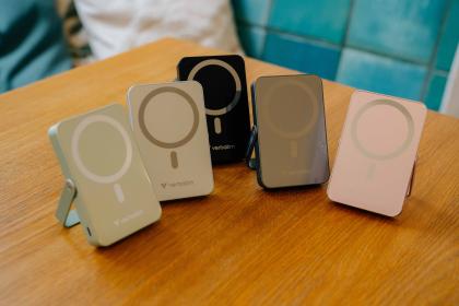 Verbatim Charge &lsquo;n&rsquo; Go Power Bank with Stand Magnetic Wireless 10000mAh