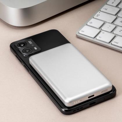 IKO 5000mAh wireless power bank with magnets