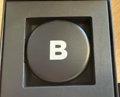 Noir Clam folding wireless charging station